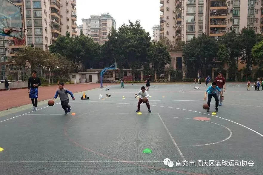 控卫如何通过视频学习提高技术水平_0